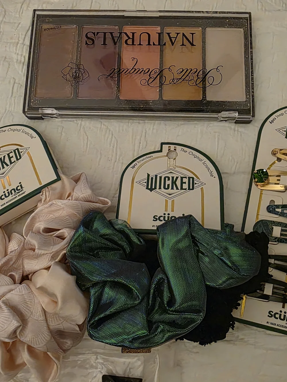 12 WICKED ACCESSORIES scunci Iridescent Green and Gold Hair Clip & Accessory Set